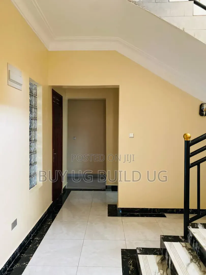 6bdrm Mansion in Bwebajja Entebe Road, Division A for sale in Division A