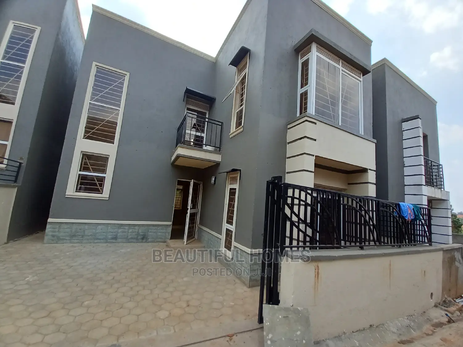 Furnished 4bdrm Duplex in Kira Tarmack for Sale in Kira