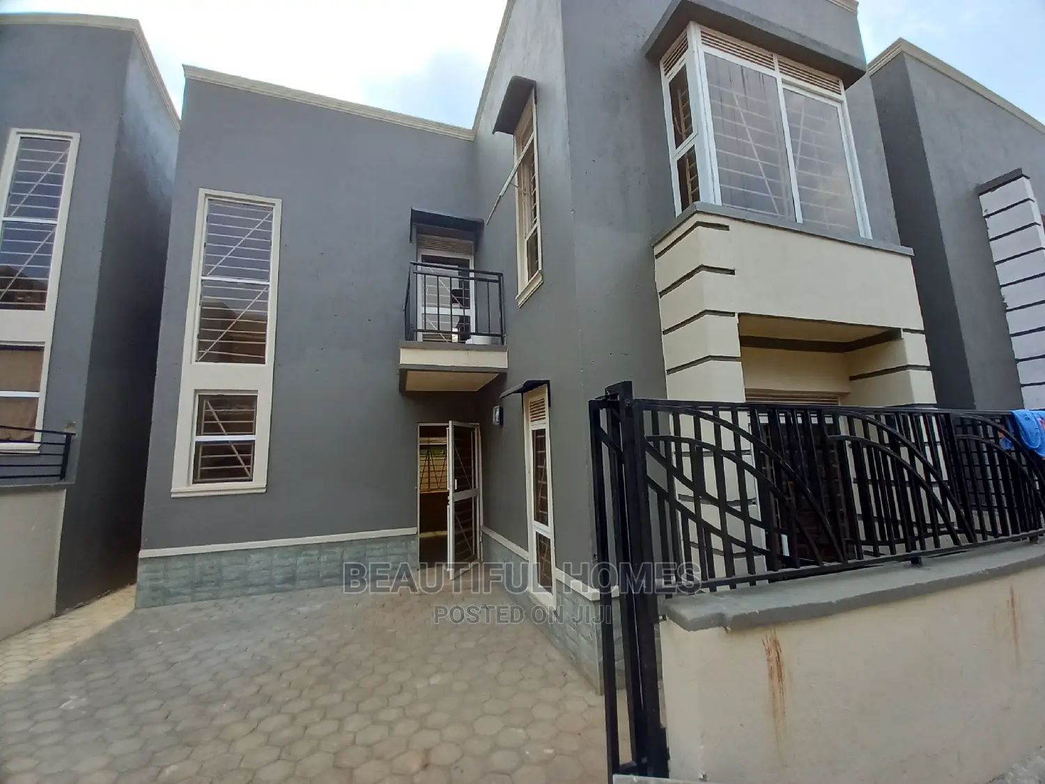 Furnished 4bdrm Duplex in Kira Tarmack for Sale in Kira