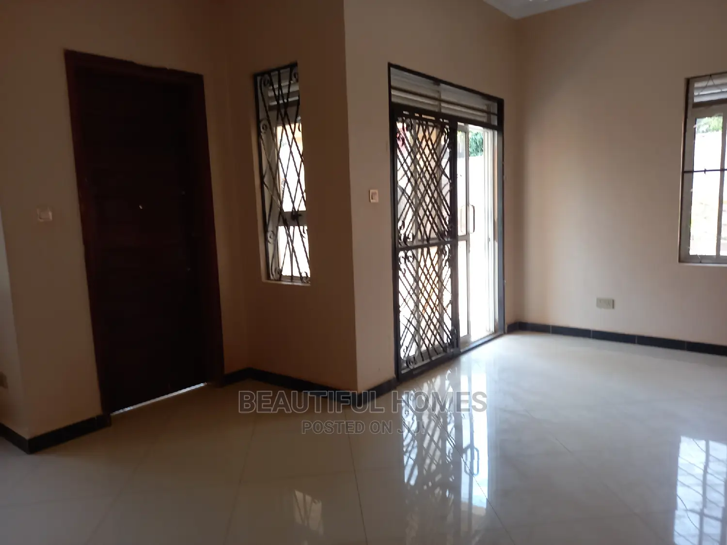 Furnished 4bdrm Bungalow in Tarmacked, Kira for Sale in Kira