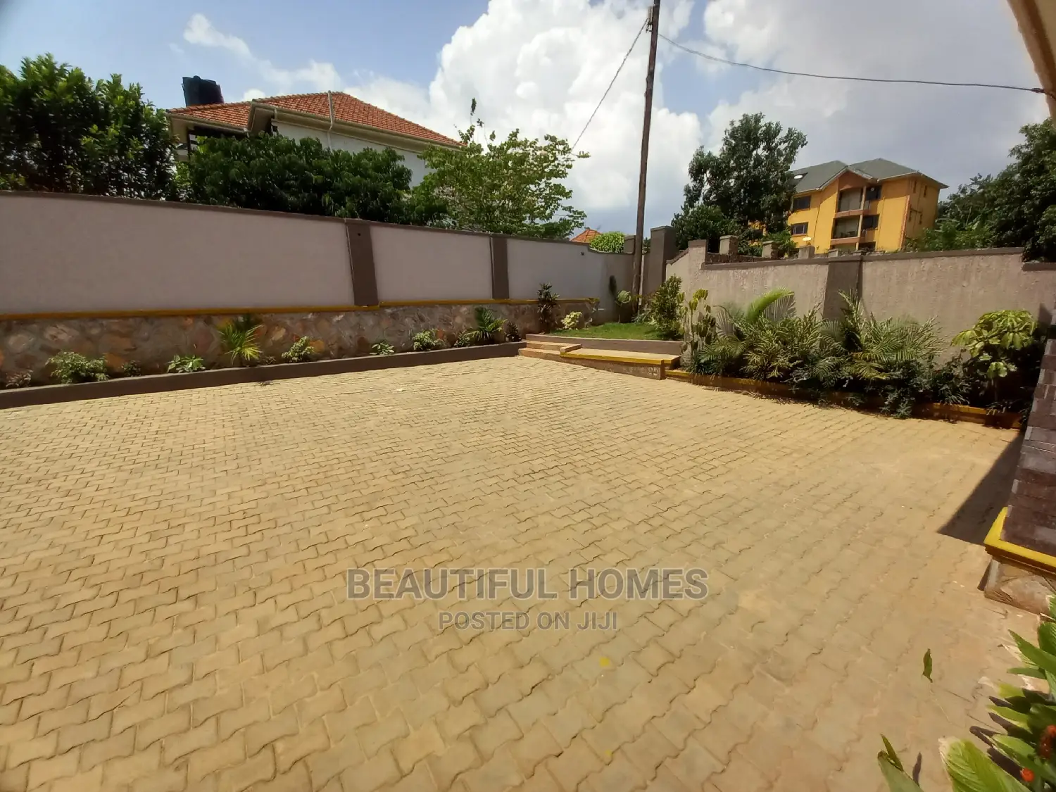 Furnished 4bdrm Bungalow in Tarmacked, Kira for Sale in Kira