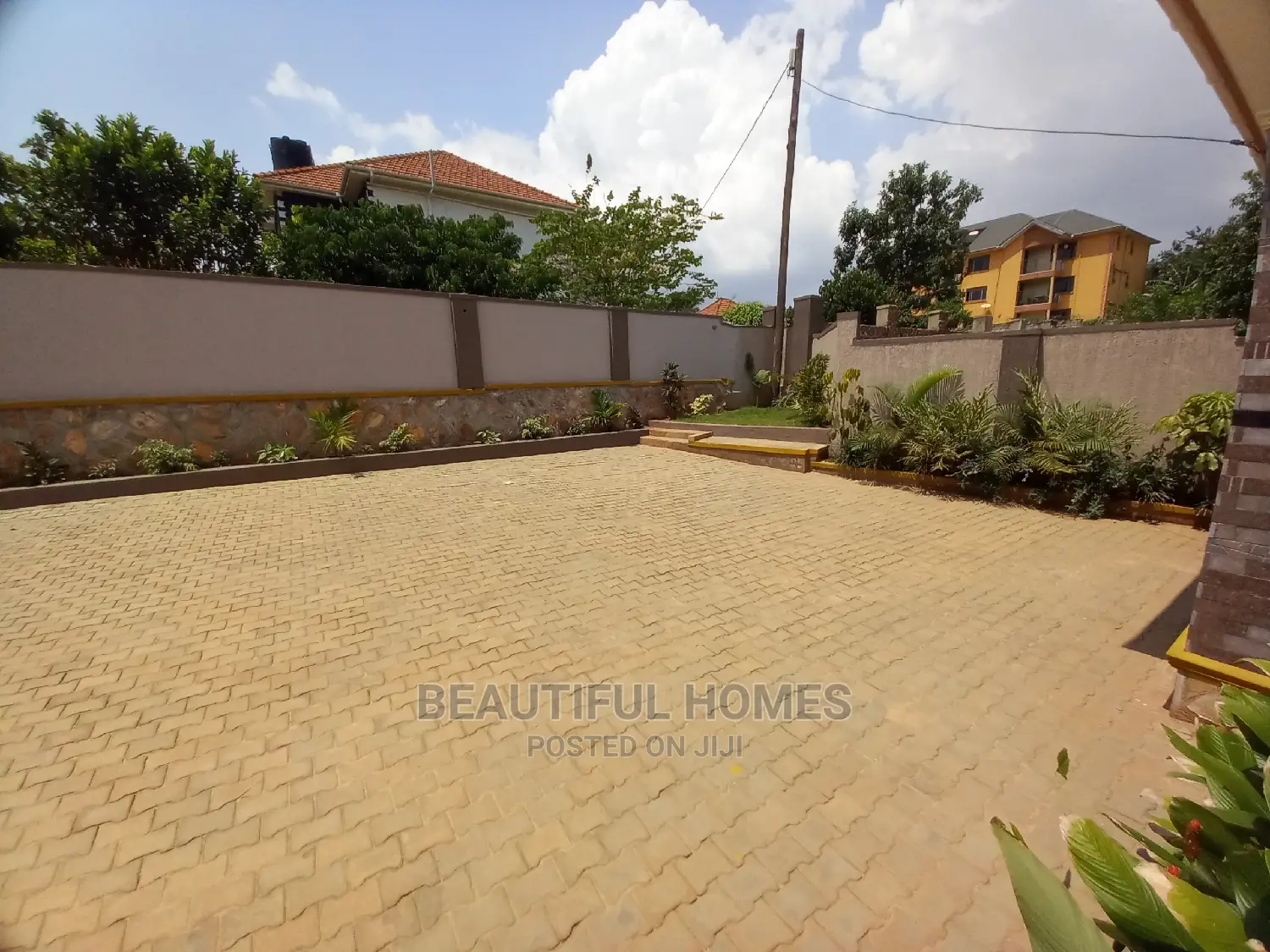 Furnished 4bdrm Bungalow in Tarmacked, Kira for Sale in Kira