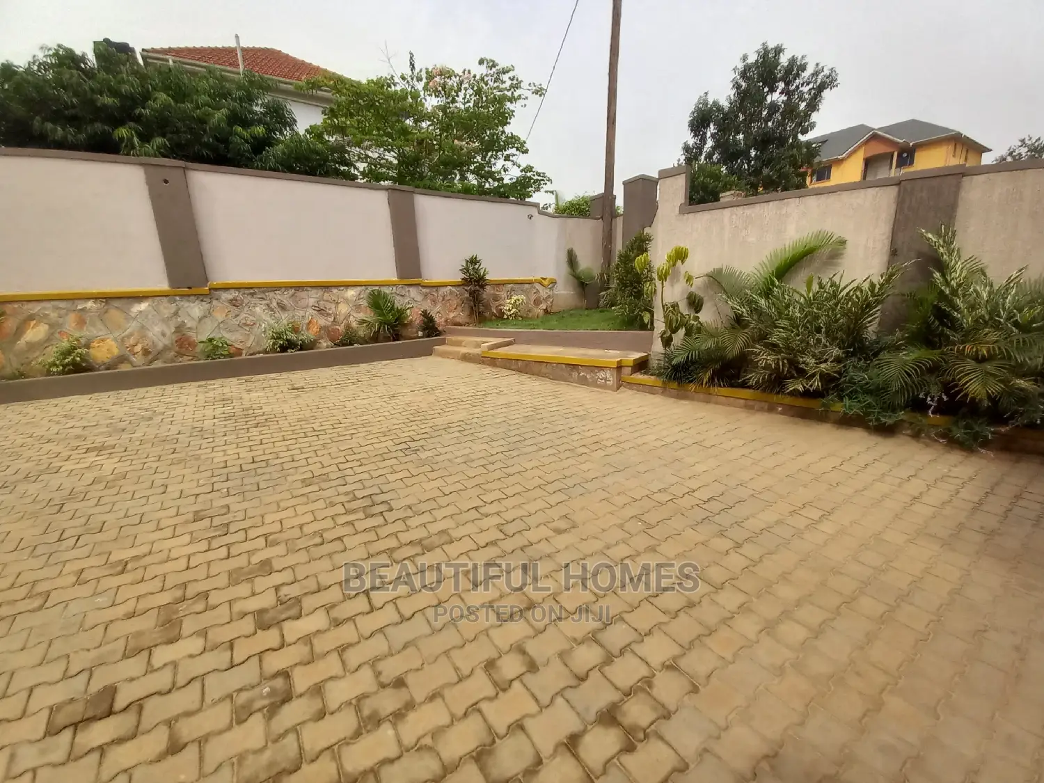 Furnished 4bdrm House in Kira Tarmacked Close for Sale in Kira