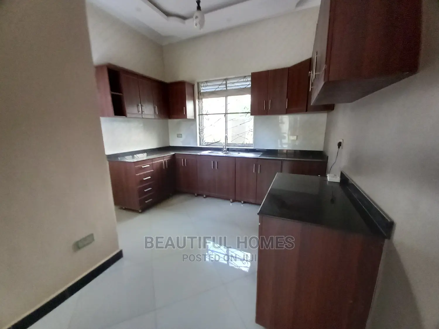Furnished 4bdrm House in Gated Tarmack Estate, Kira for Sale in Kira