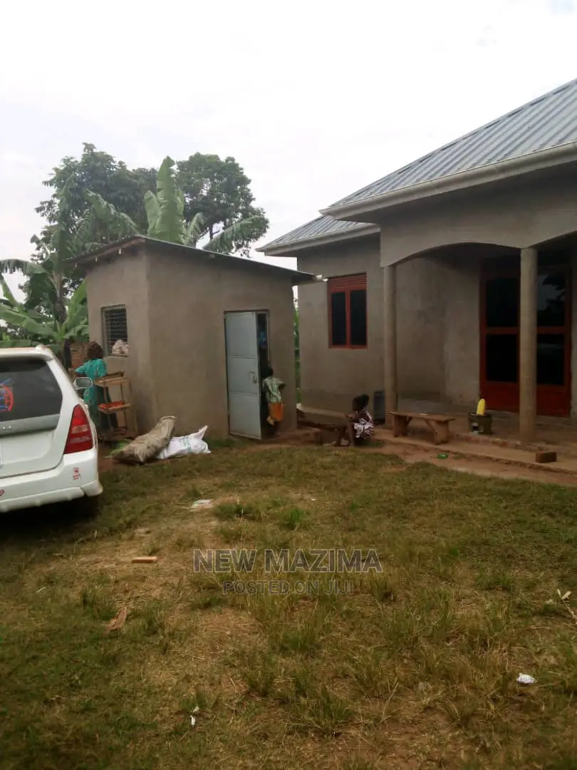 2bdrm House in Ntebe Rd Kawuku, Division a for Sale in Division A