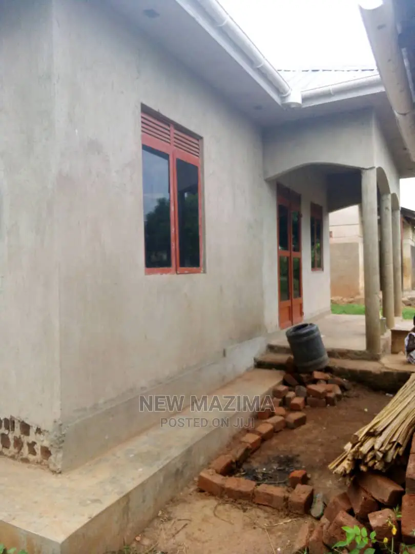 2bdrm House in Ntebe Rd Kawuku, Division a for Sale in Division A
