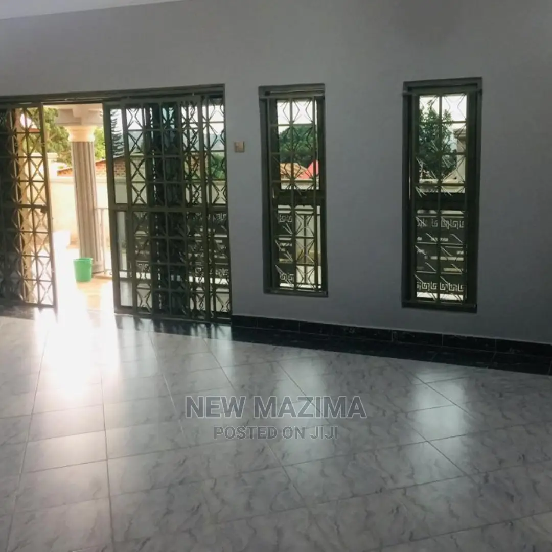 3bdrm House in Buziga, Division a for Sale in Division A