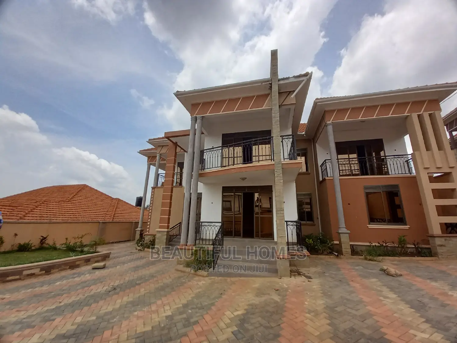 Furnished 6bdrm Mansion in Kira Mamerito, Central Division for Sale in Central Division