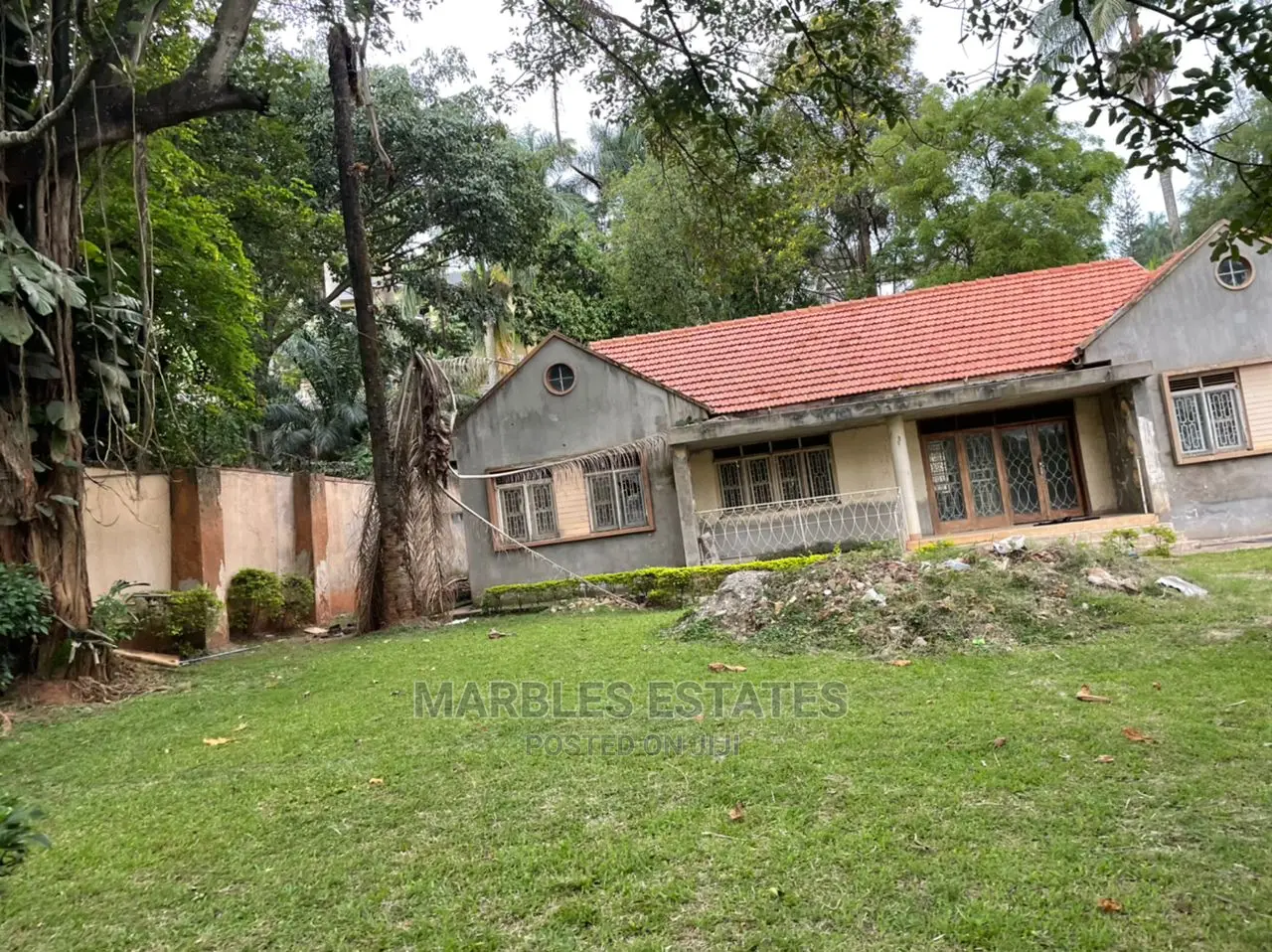 4bdrm Bungalow in Kololo, Central Division for Sale in Central Division