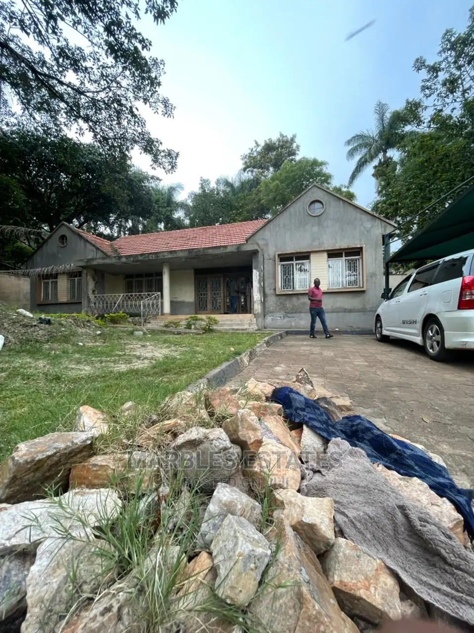 4bdrm Bungalow in Kololo, Central Division for Sale in Central Division