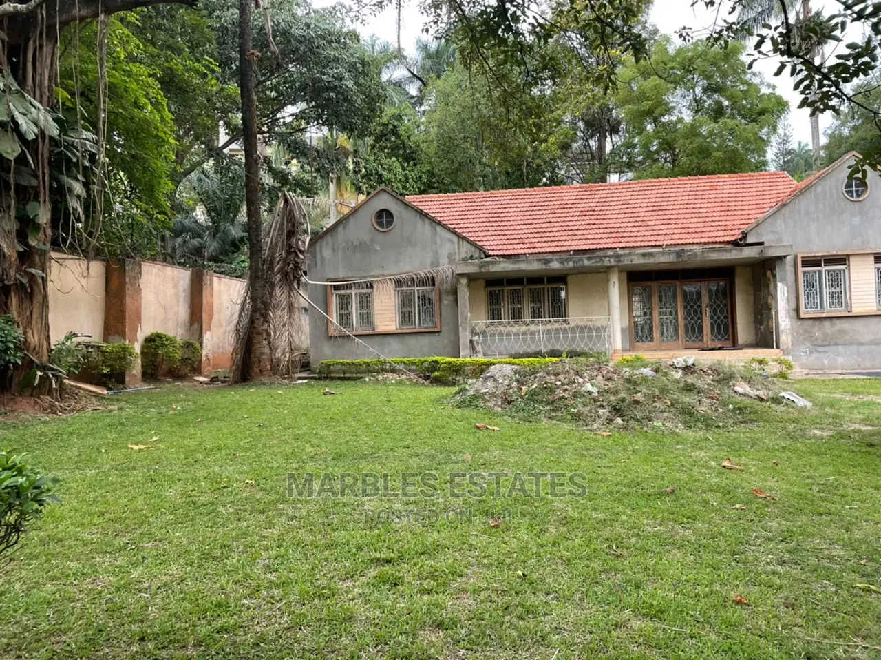 4bdrm Bungalow in Kololo, Central Division for Sale in Central Division