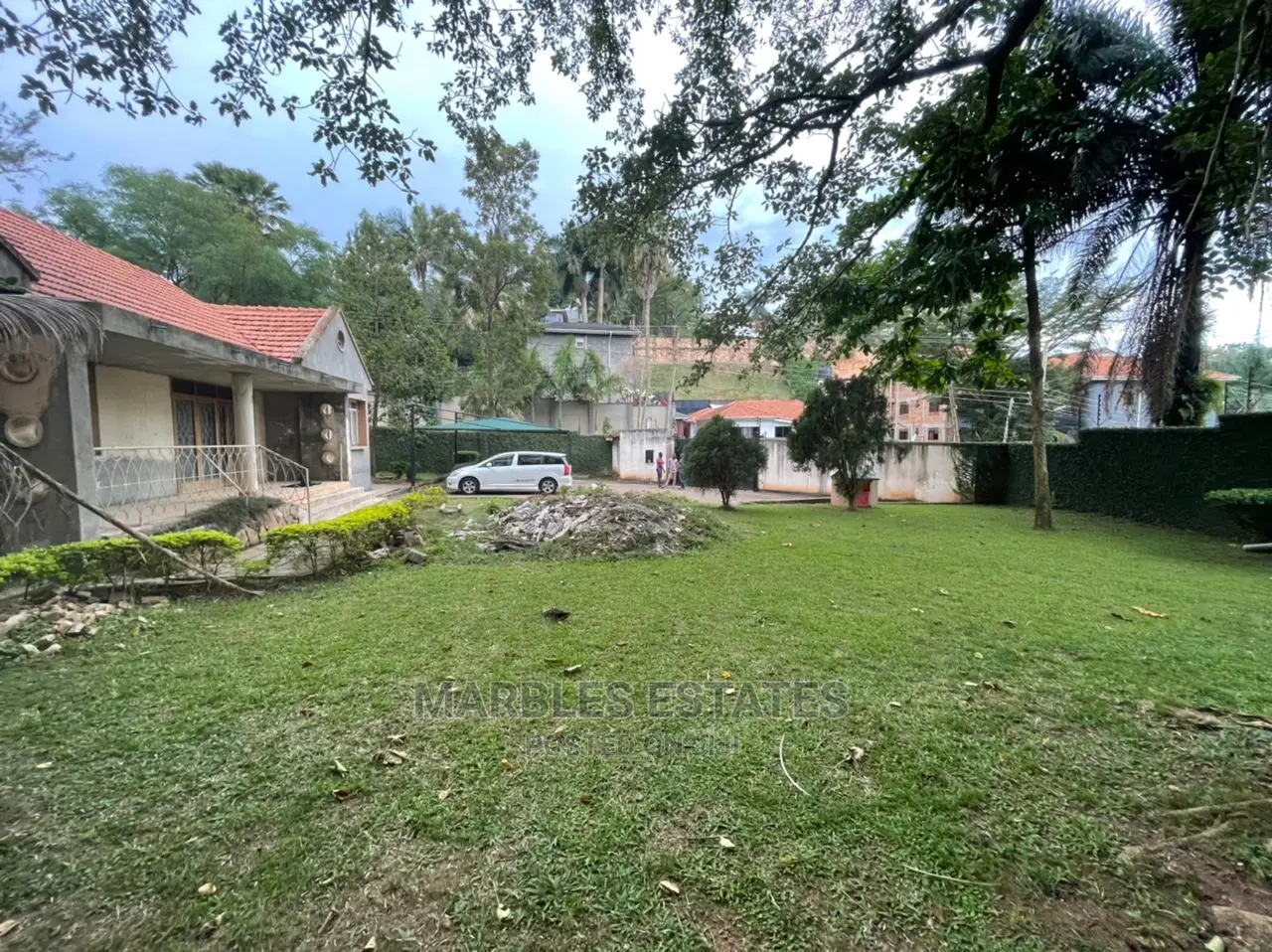 4bdrm Bungalow in Kololo, Central Division for Sale in Central Division