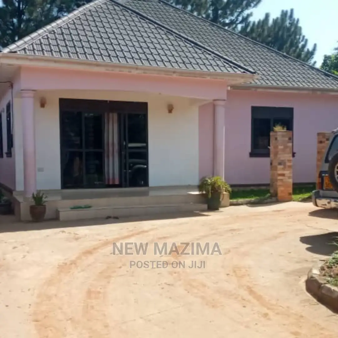 3bdrm Bungalow in Busabaala Town, Division A for sale in Division A