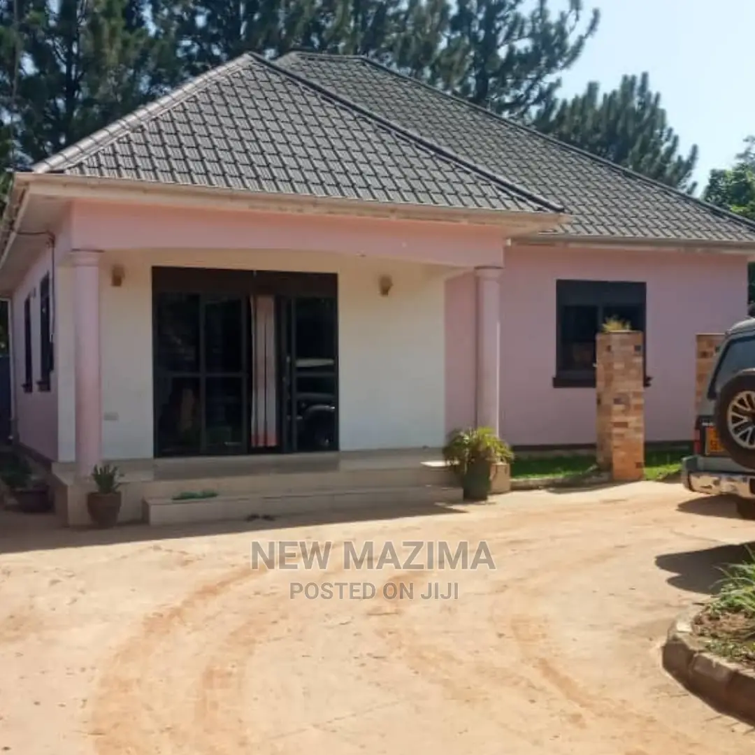 3bdrm Bungalow in Busabaala Town, Division A for sale in Division A
