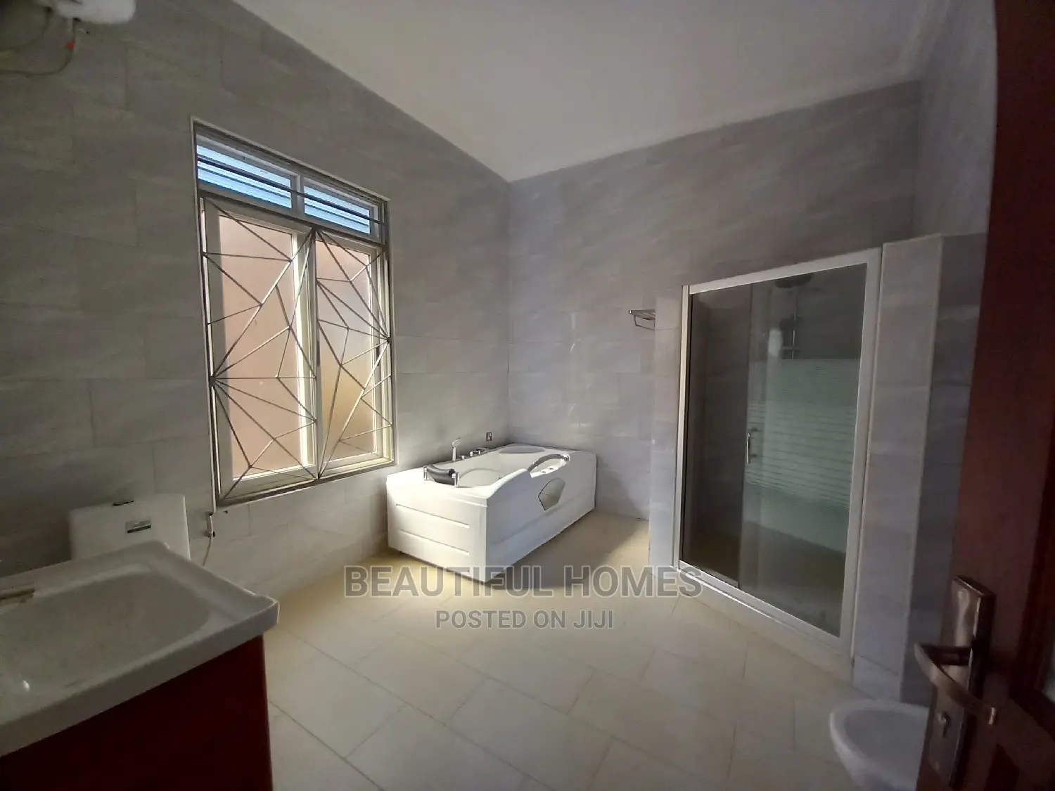 Furnished 6bdrm Mansion in Kira Tarmack for Sale in Kira