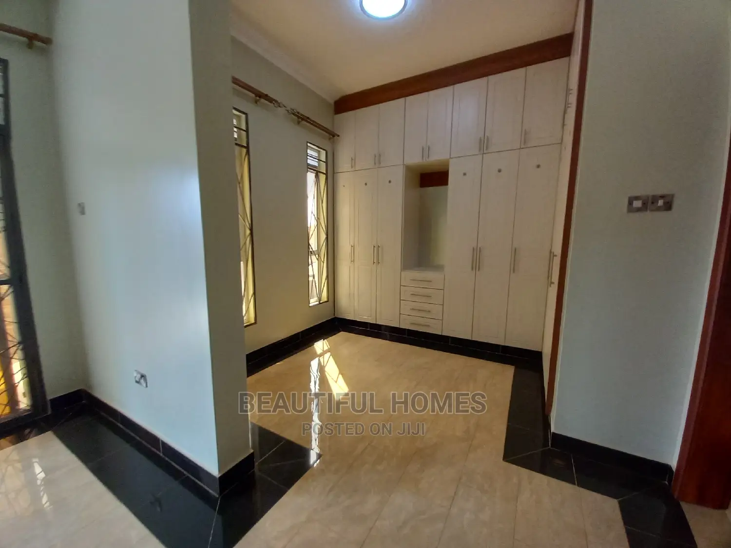 Furnished 6bdrm Mansion in Kira Tarmack for Sale in Kira