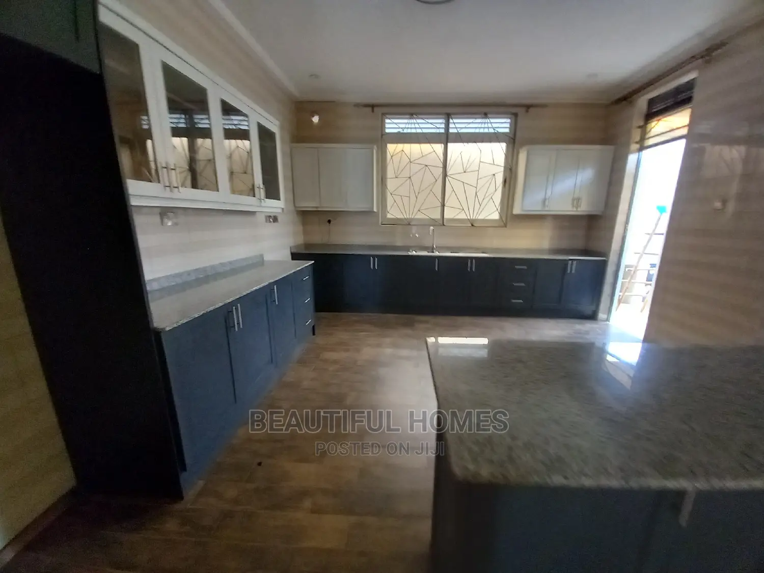 Furnished 6bdrm Mansion in Kira Corporate, Central Division for Sale in Central Division
