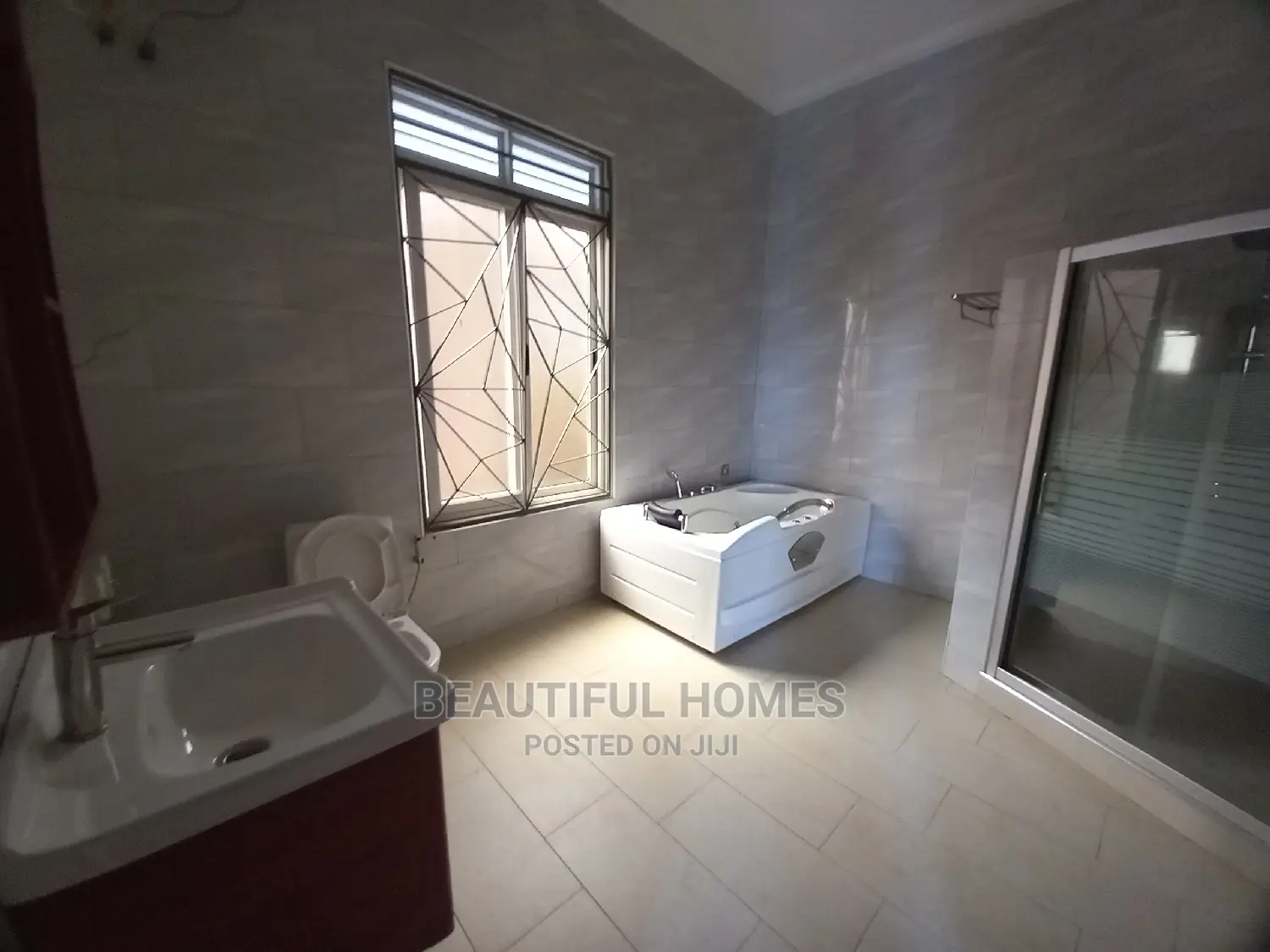 Furnished 6bdrm Mansion in Kira Corporate Zone for Sale in Kira