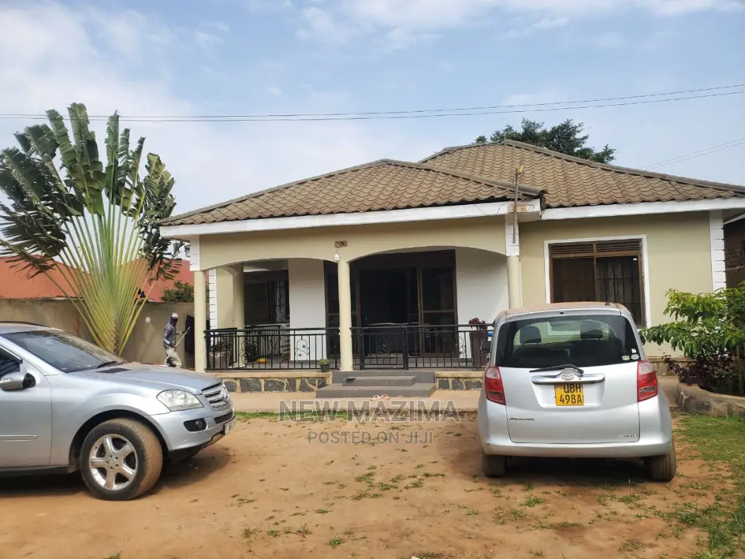 3bdrm Bungalow in Salaama Munyonyo, Division a for Sale in Division A