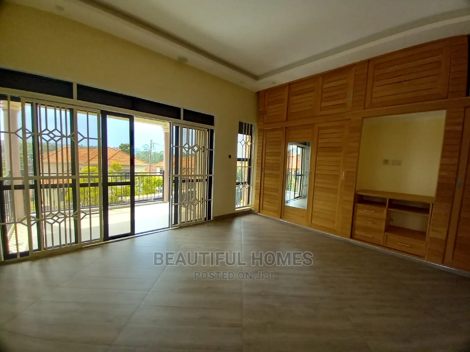 Furnished 5bdrm Duplex in Kira Most Corporate for Sale in Kira