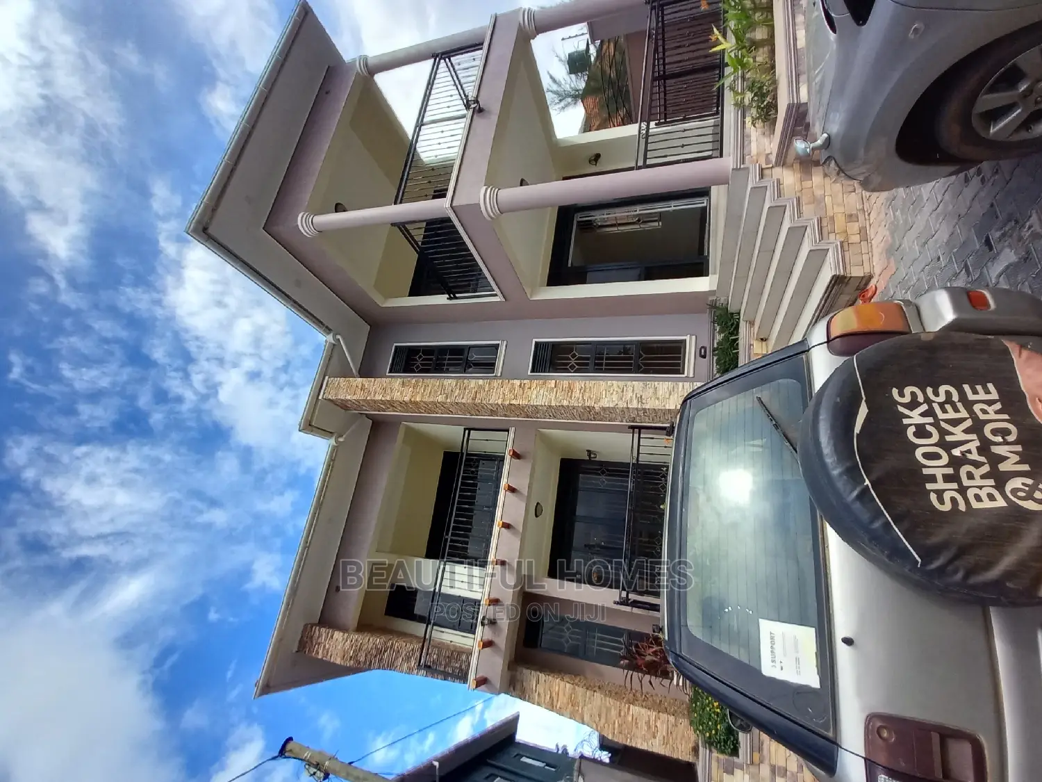 Furnished 5bdrm Mansion in Kira Organised for Sale in Kira