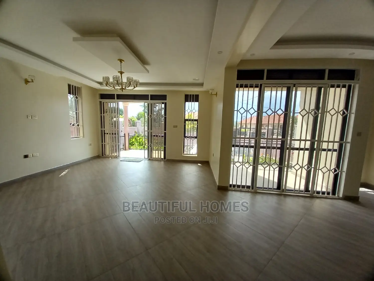 Furnished 5bdrm Mansion in Kira Organised for Sale in Kira