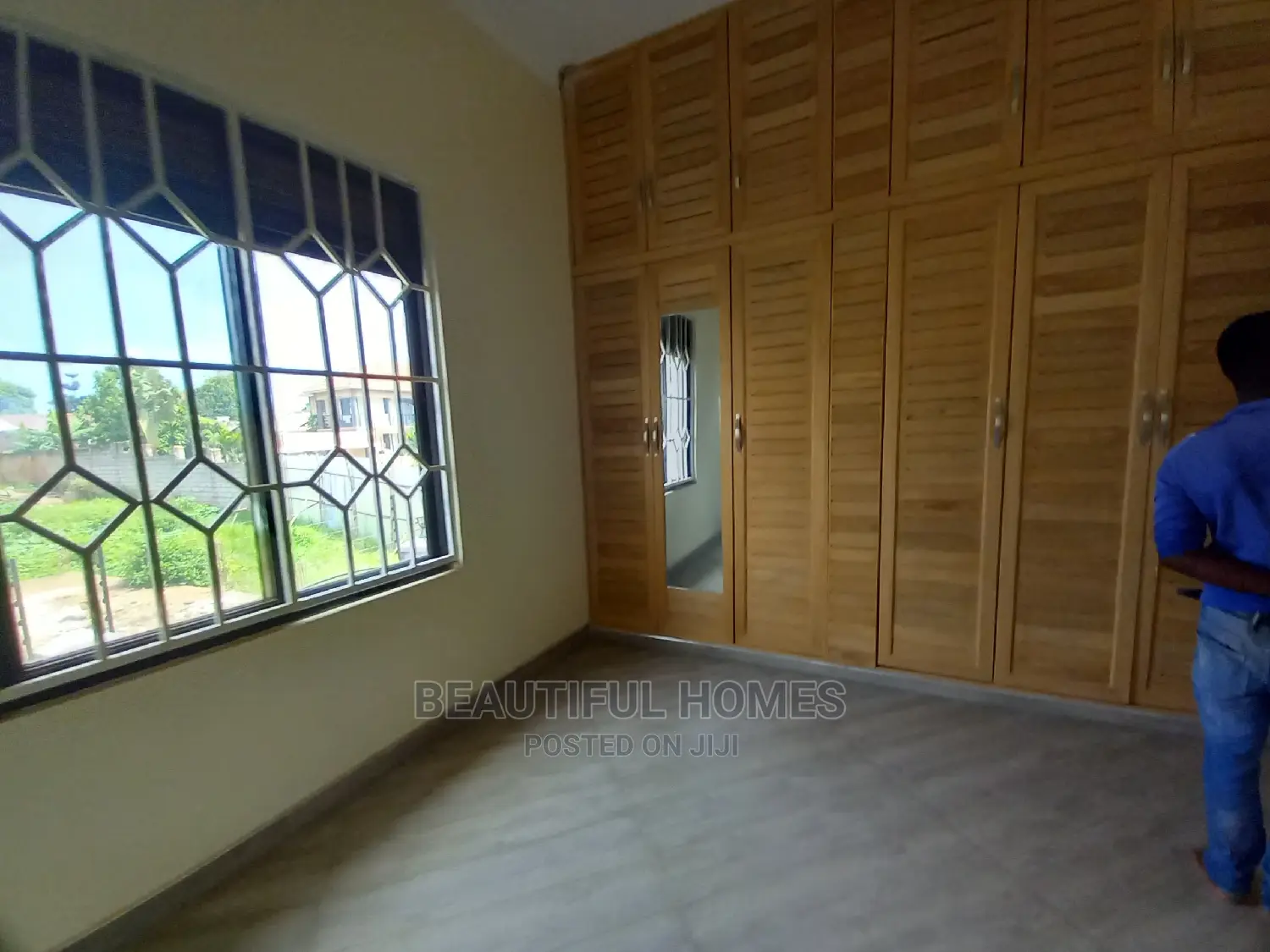 Furnished 5bdrm Mansion in Kira Organised for Sale in Kira