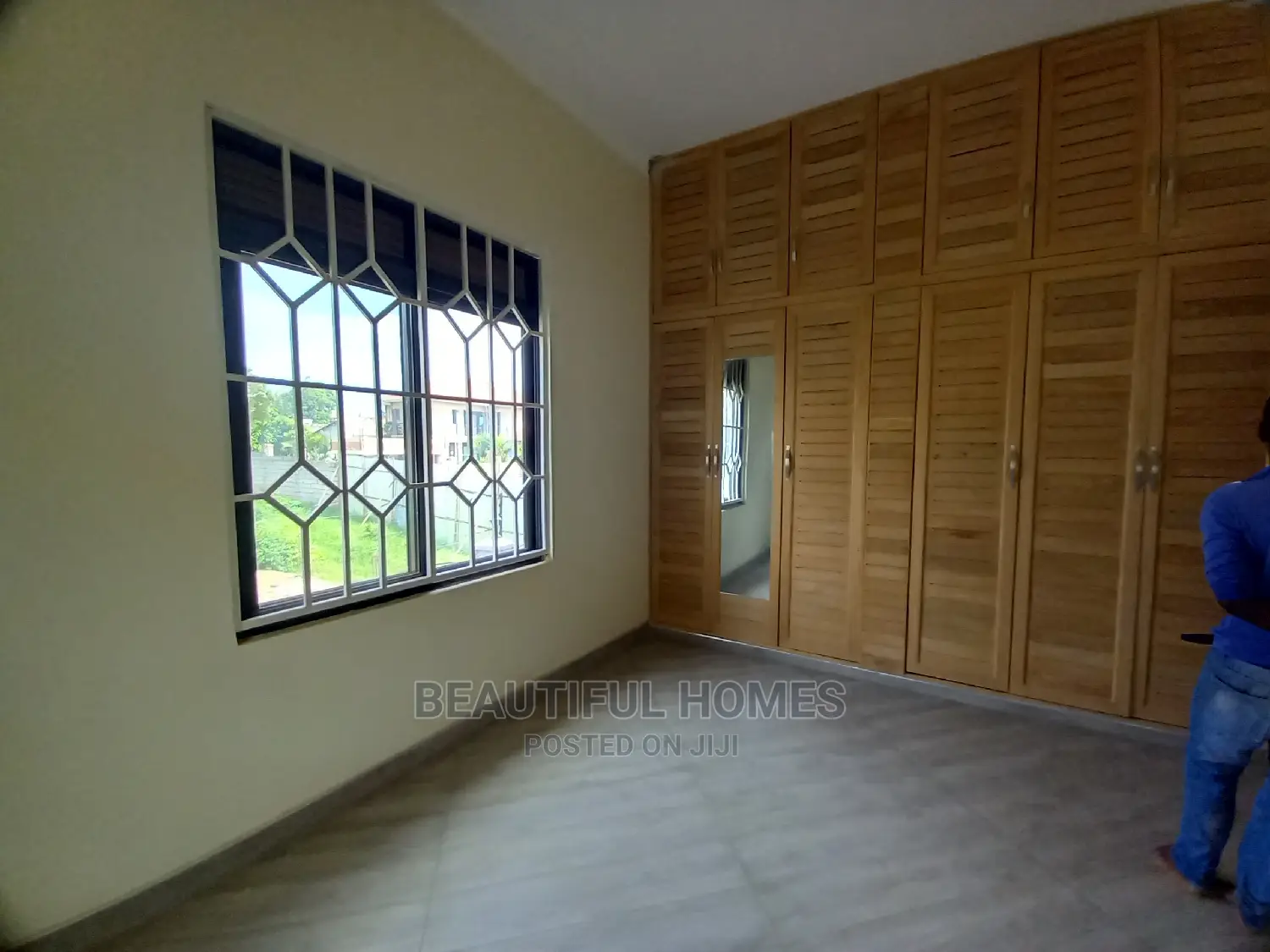 Furnished 5bdrm Mansion in Kira Organised for Sale in Kira