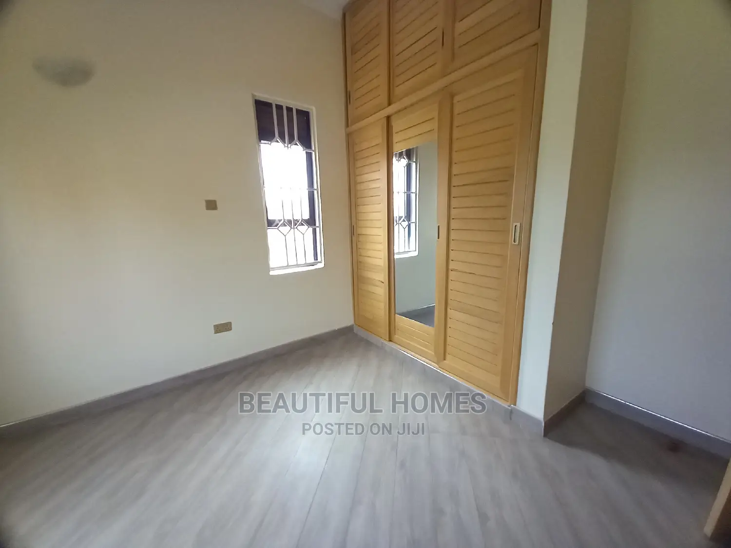 Furnished 5bdrm Mansion in Executive Estate, Kira for Sale in Kira