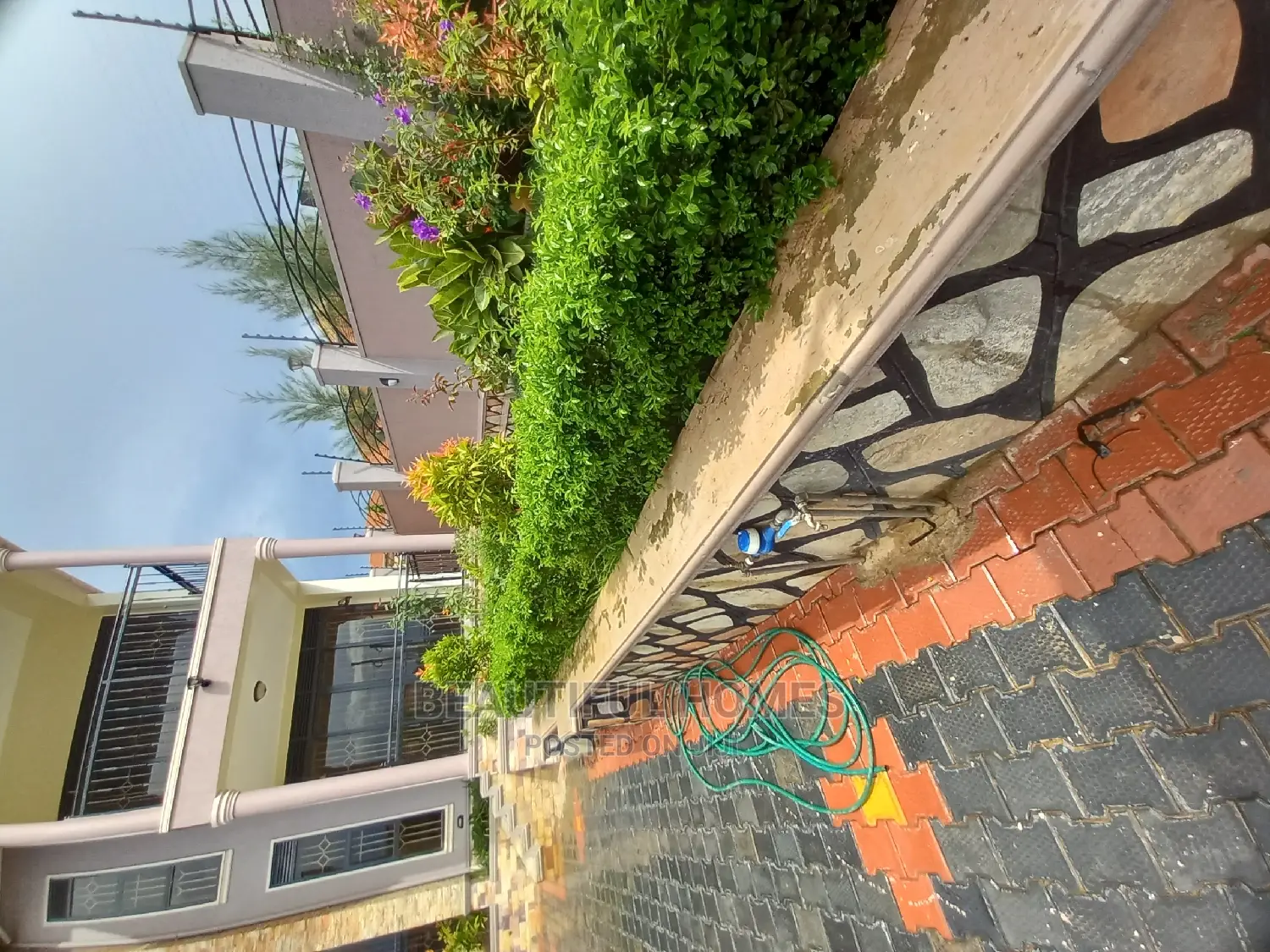 Furnished 5bdrm Mansion in Executive Estate, Kira for Sale in Kira