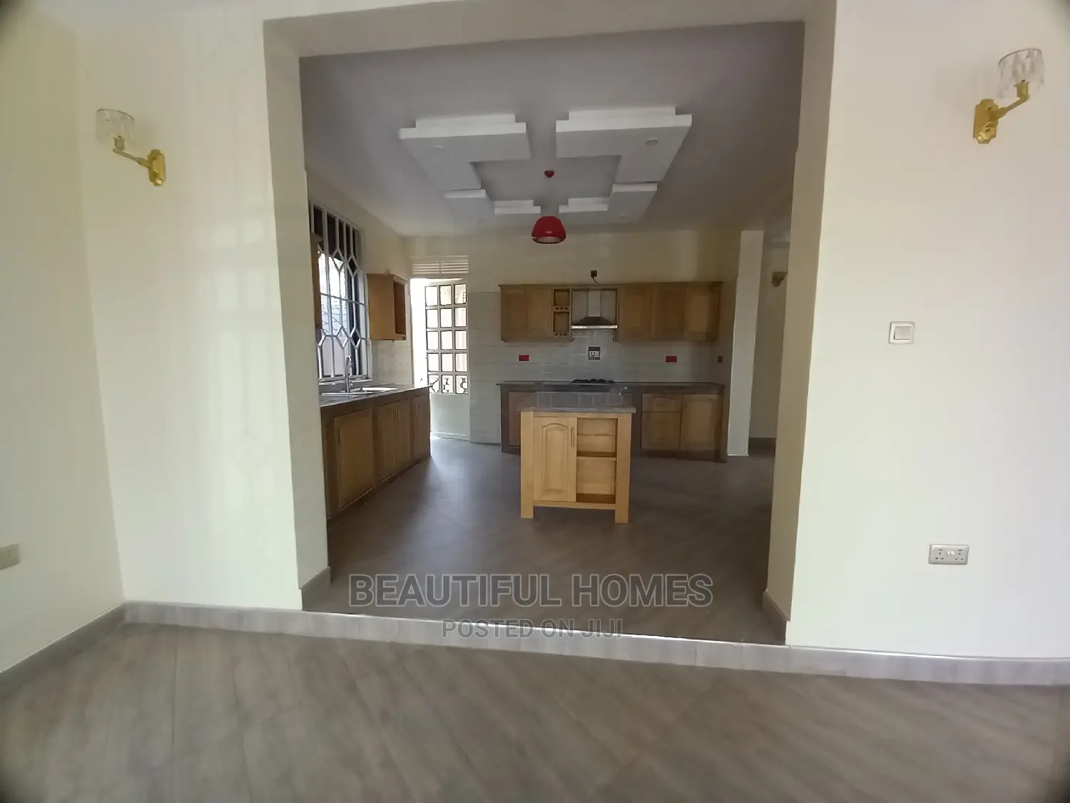 Furnished 5bdrm House in Kira Tarmack Access for Sale in Kira