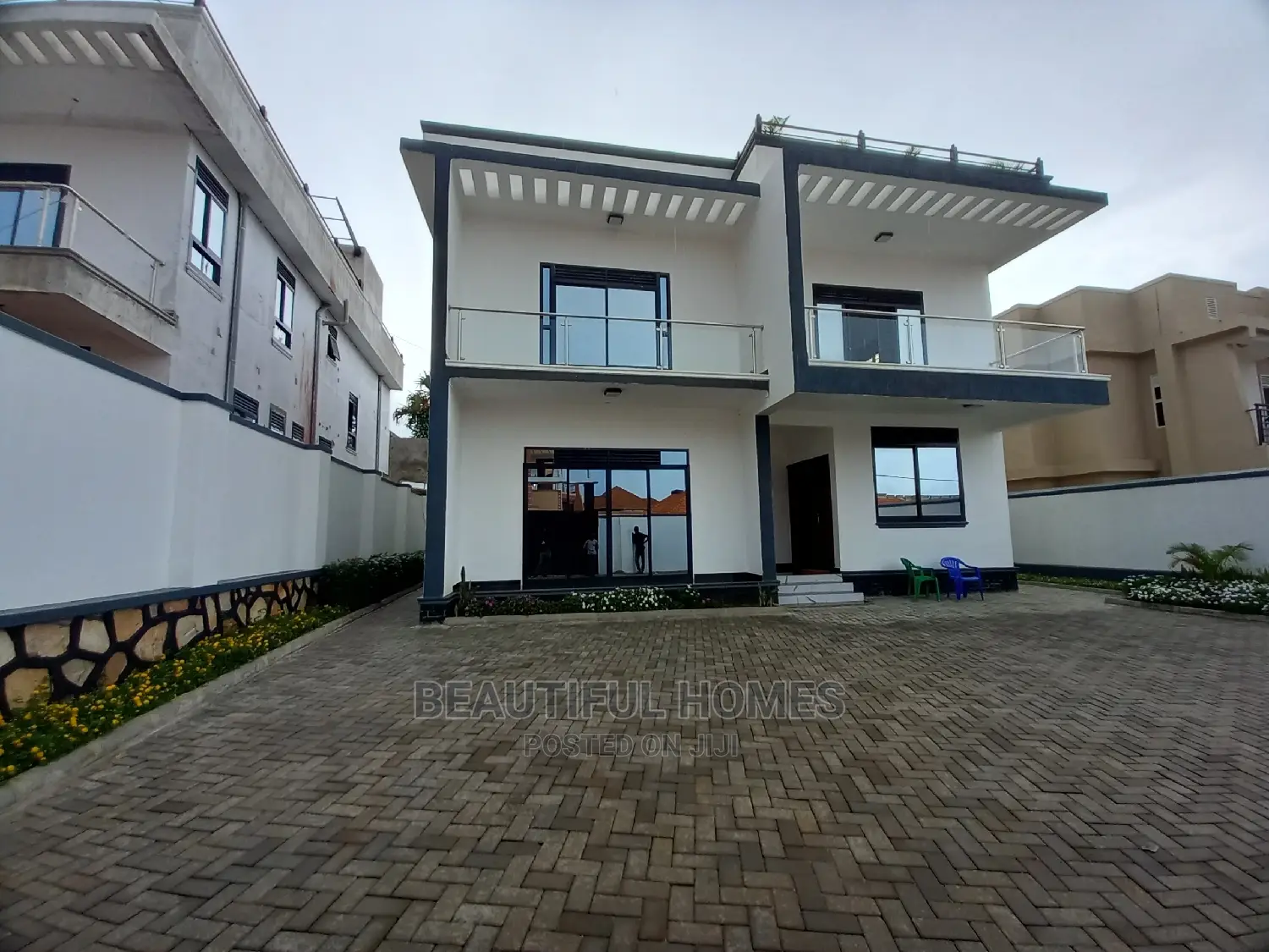 Furnished 6bdrm Mansion in Kira Tarmack Estate for Sale in Kira