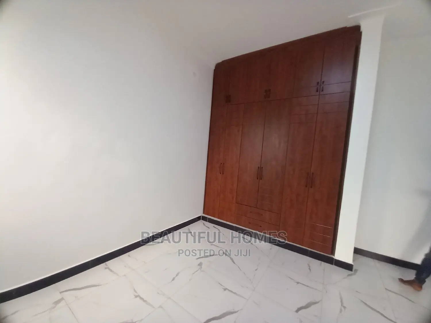 Furnished 6bdrm Mansion in Kira Tarmack Estate for Sale in Kira