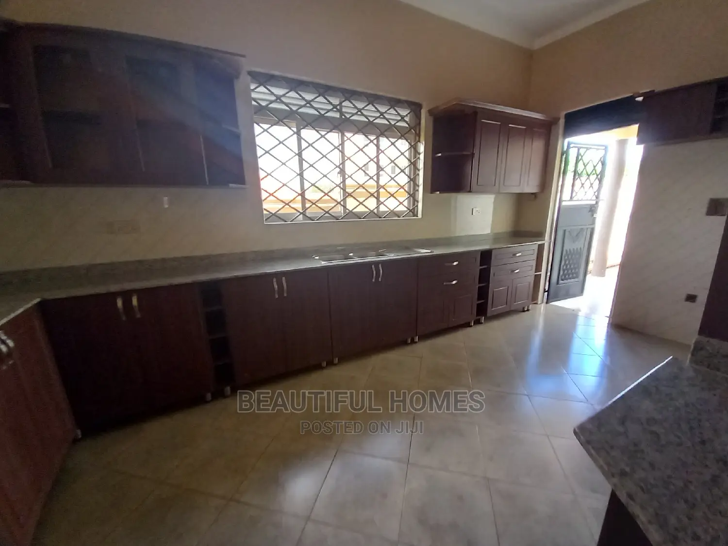 Furnished 4bdrm House in Kira Posh for Sale in Kira