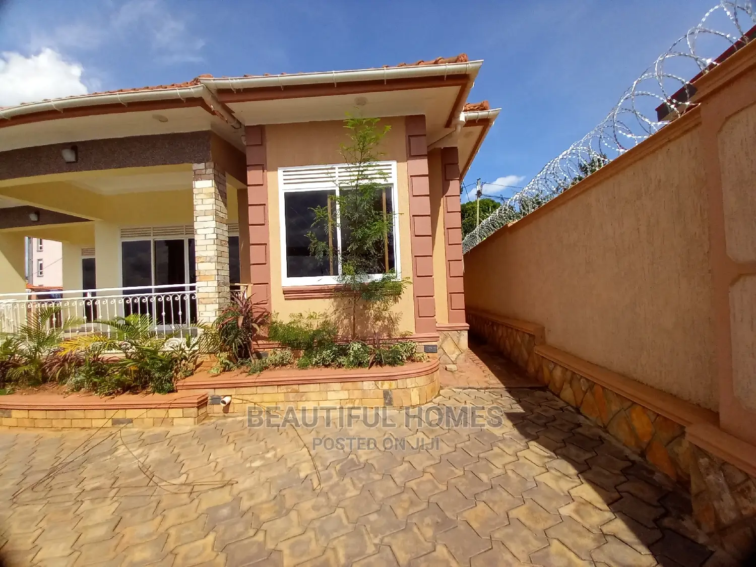 Furnished 4bdrm House in Kira Tarmack Access for Sale in Kira