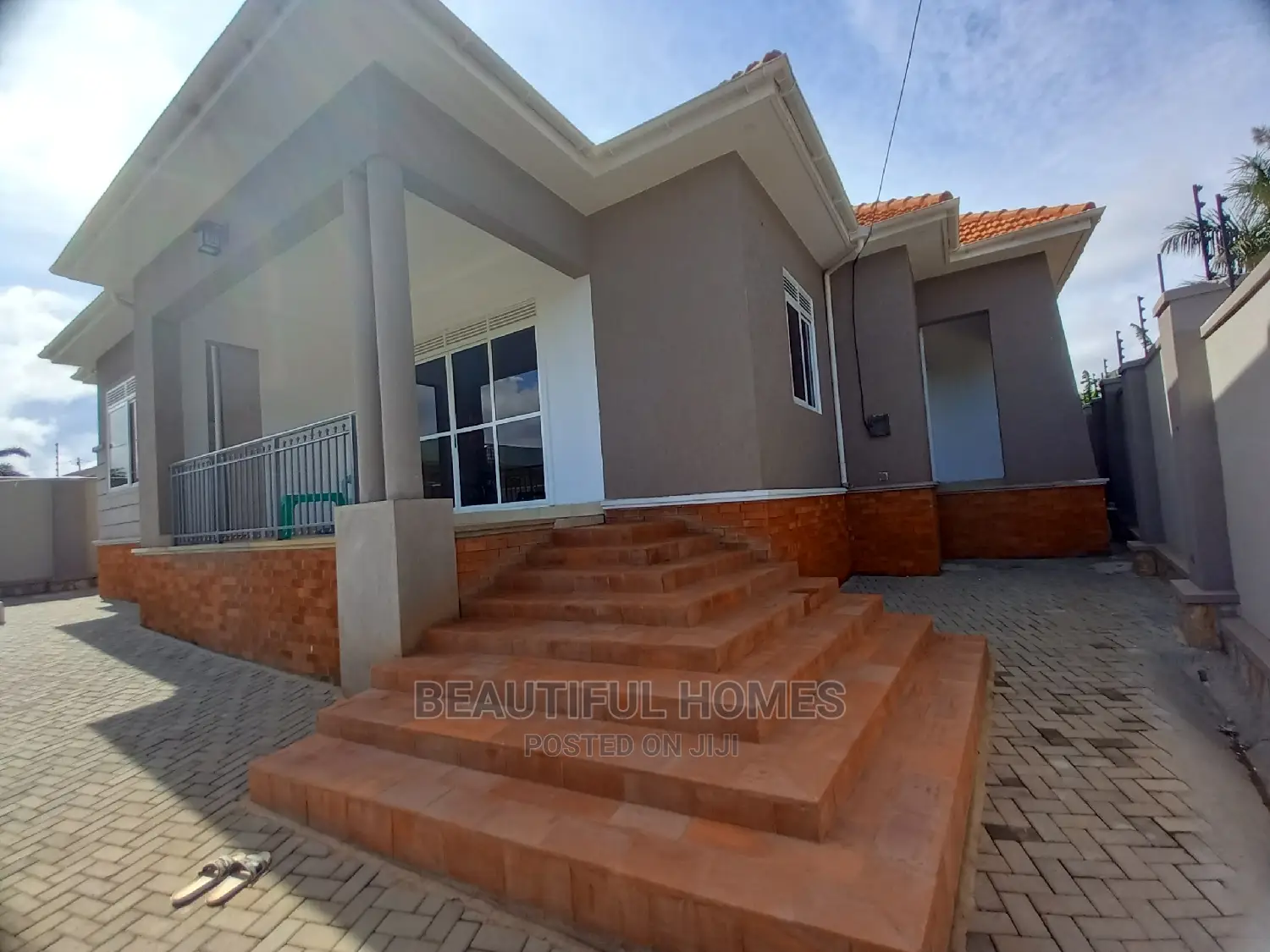 Furnished 4bdrm Mansion in Kira Rich for Sale in Kira