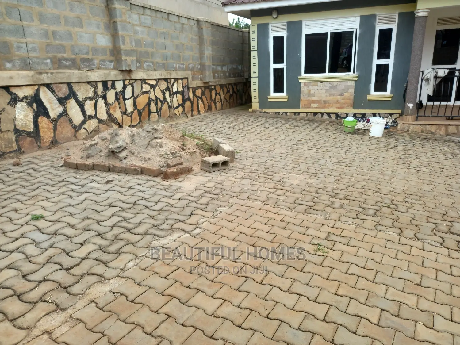 Furnished 3bdrm House in Kira Corporates for Sale in Kira