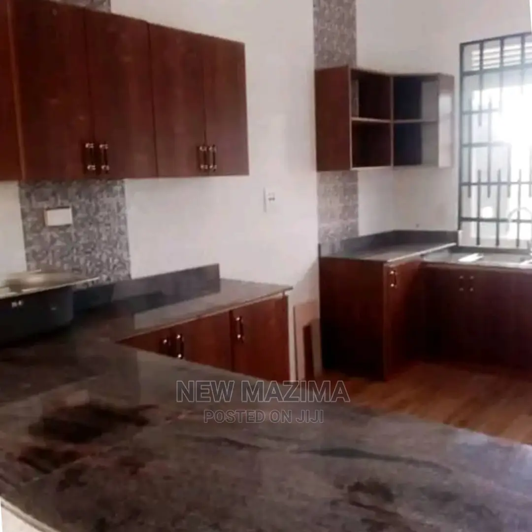 5bdrm Mansion in Ntebe Mpala, Division B for Sale in Division B