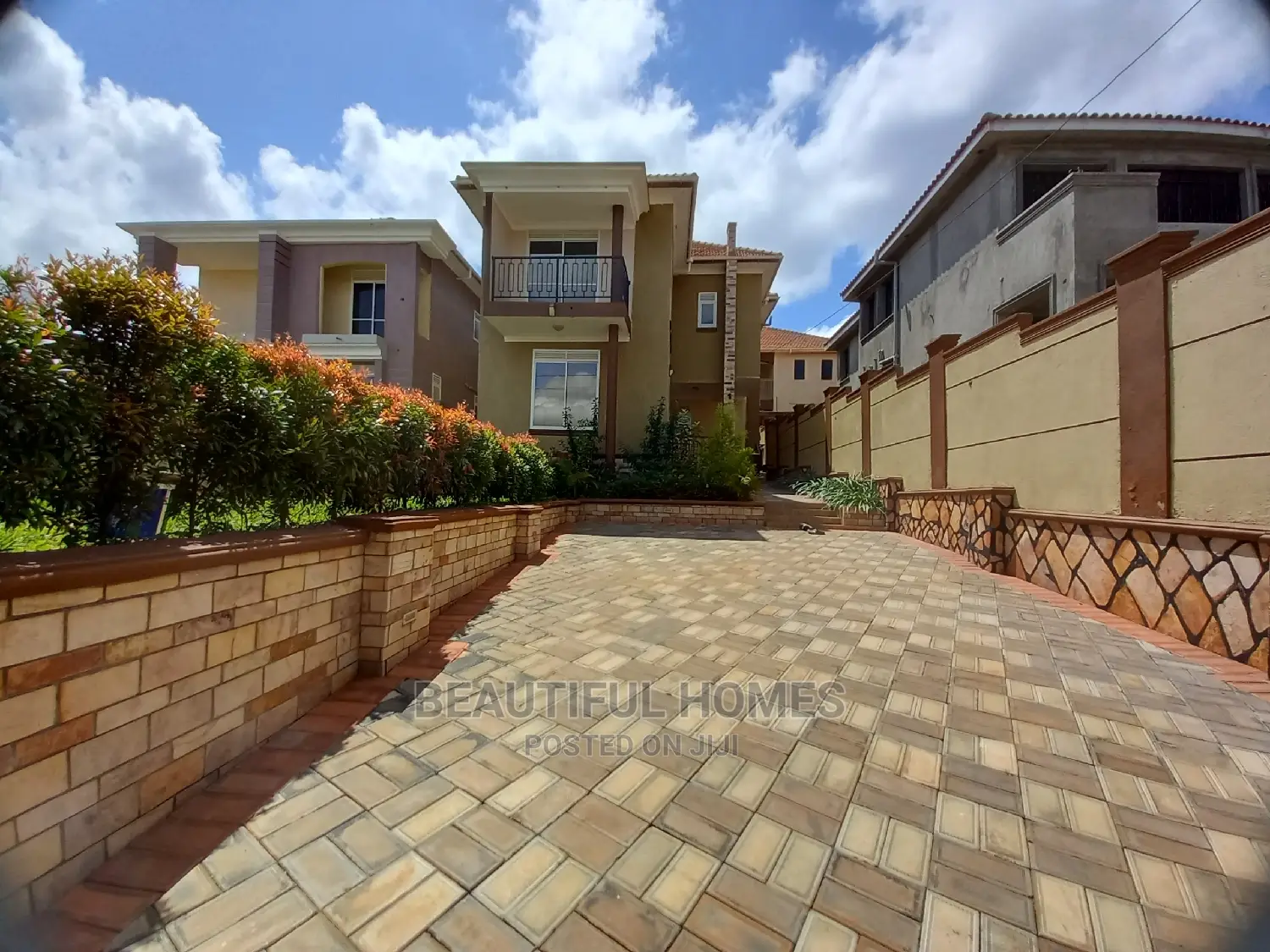 Furnished 4bdrm Duplex in Kira Corporate for Sale in Kira