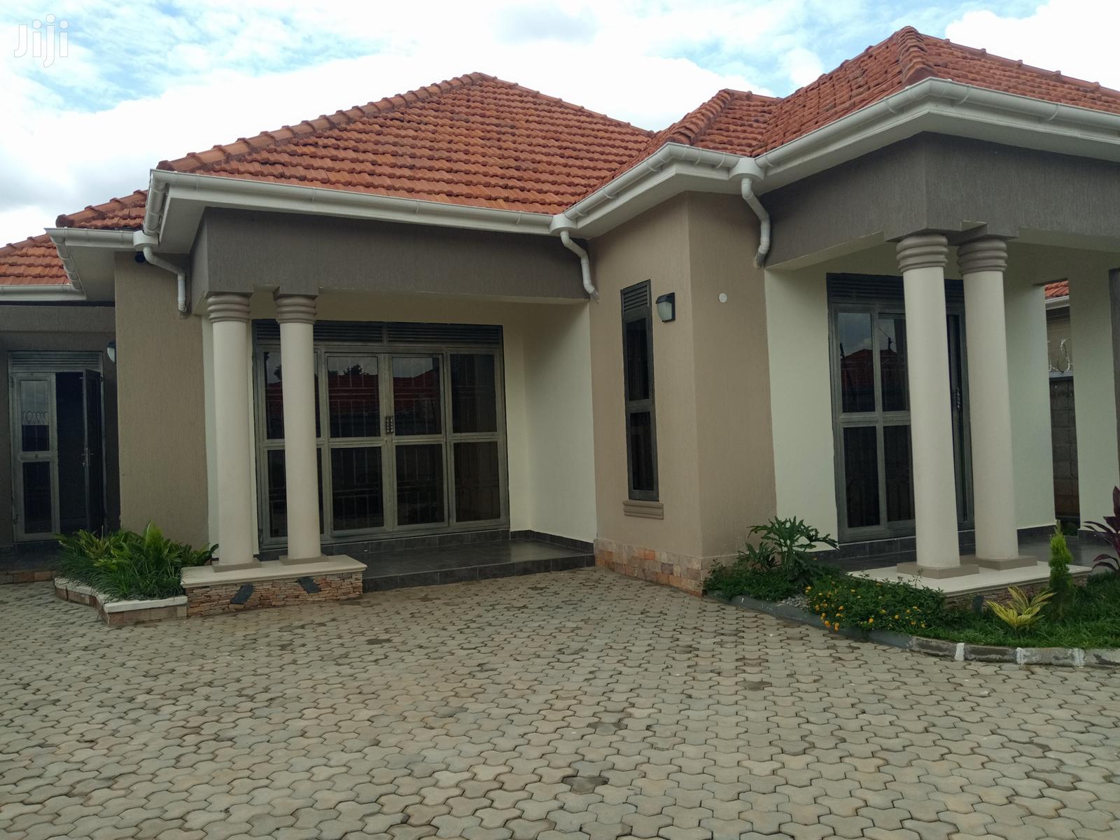 Kyanja Posh Home in Tarmacked Neighbourhood on Sell in Kampala
