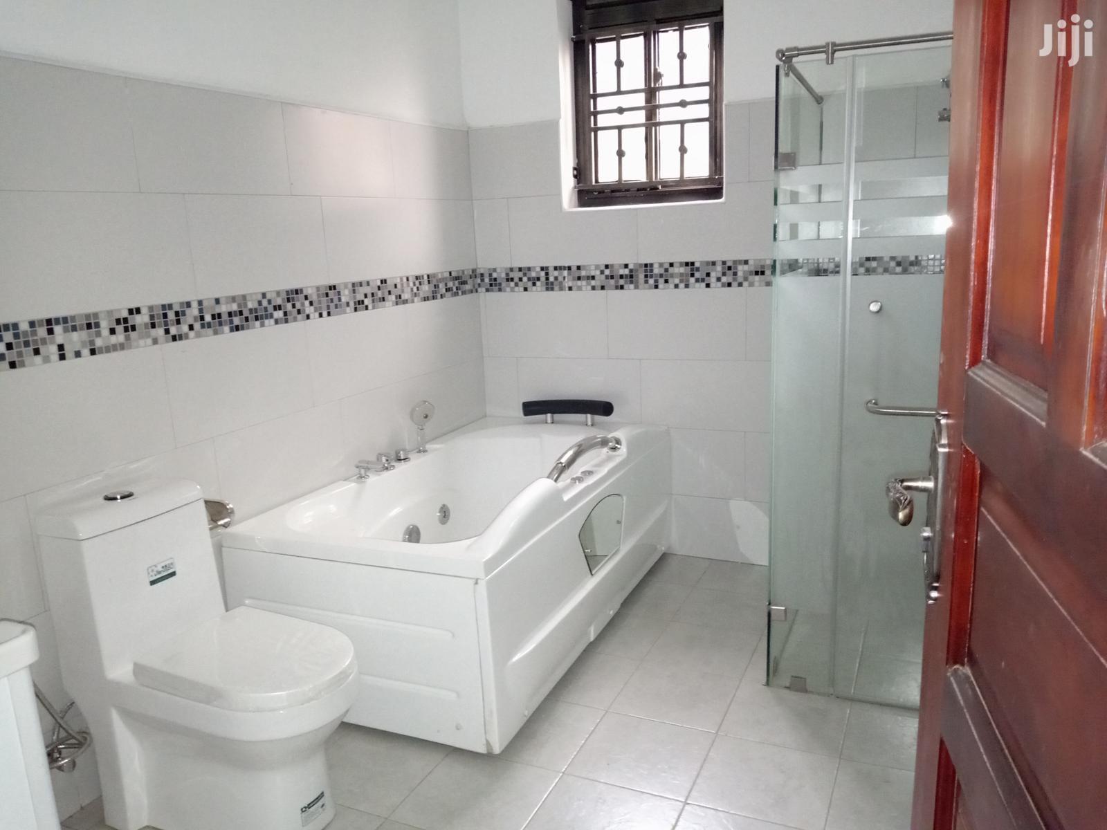 Kyanja Posh Home in Tarmacked Neighbourhood on Sell in Kampala