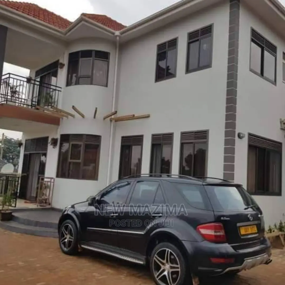5bdrm Mansion in Buziga Heights, Division B for Sale in Division B