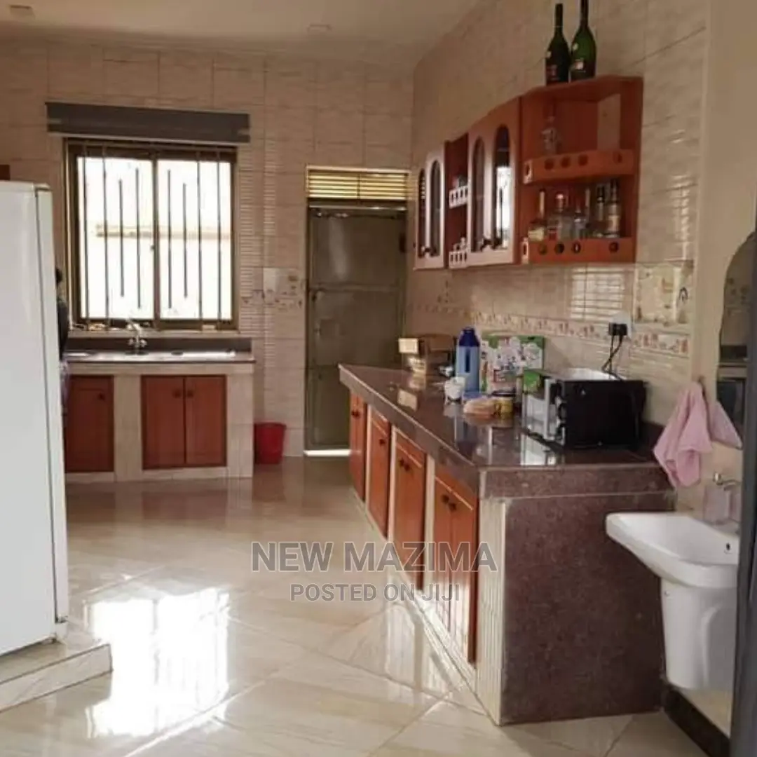 5bdrm Mansion in Buziga Heights, Division B for Sale in Division B