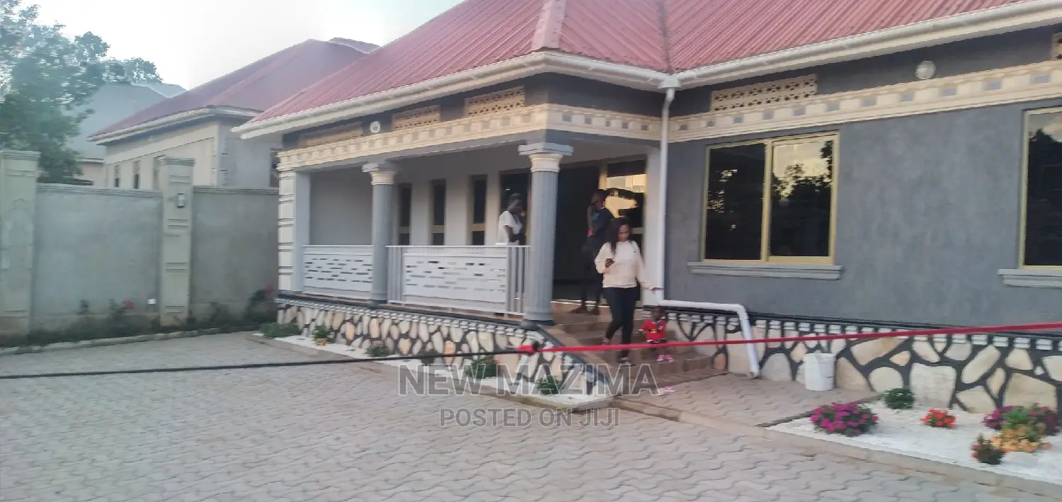 3bdrm Bungalow in Buziga, Division B for Sale in Division B