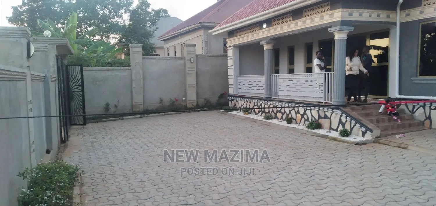 3bdrm Bungalow in Buziga, Division B for Sale in Division B
