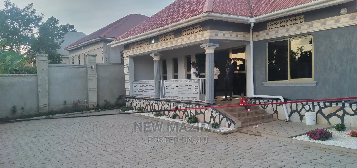 3bdrm Bungalow in Buziga, Division B for Sale in Division B