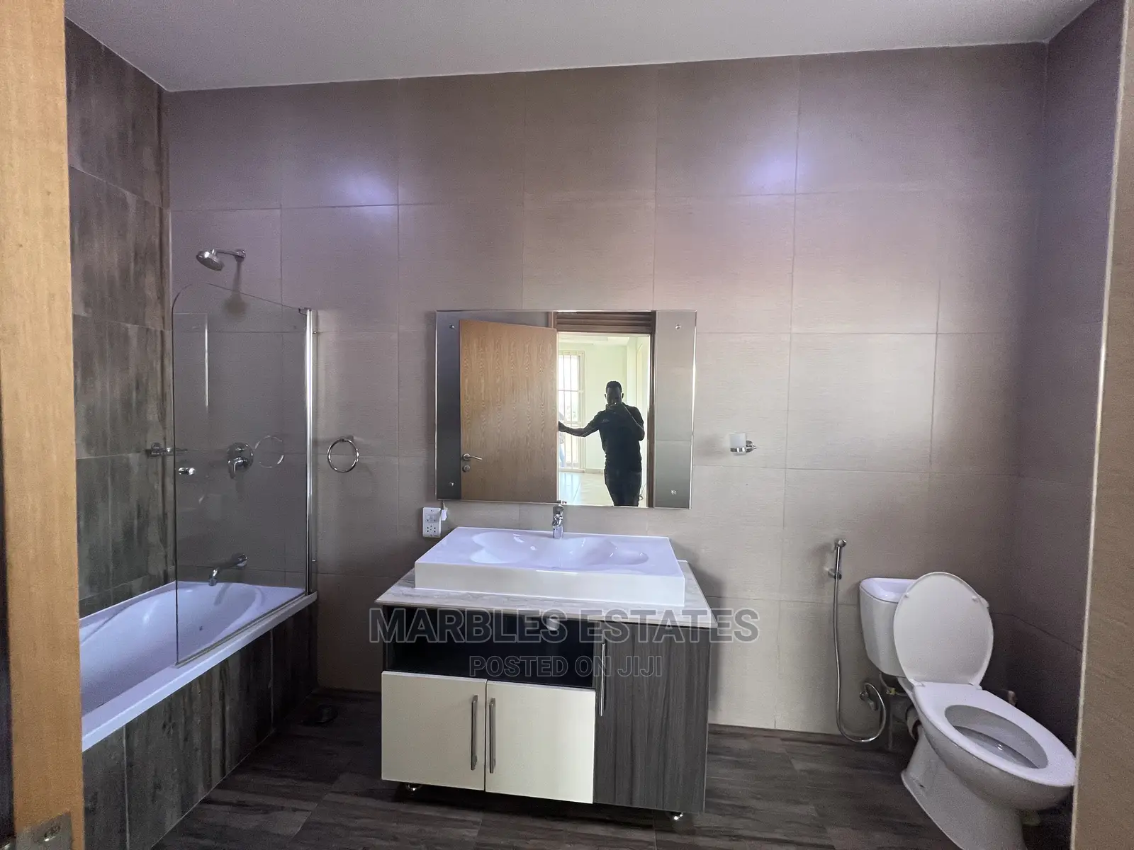 3bdrm Apartment in Kololo, Central Division for Rent in Central Division