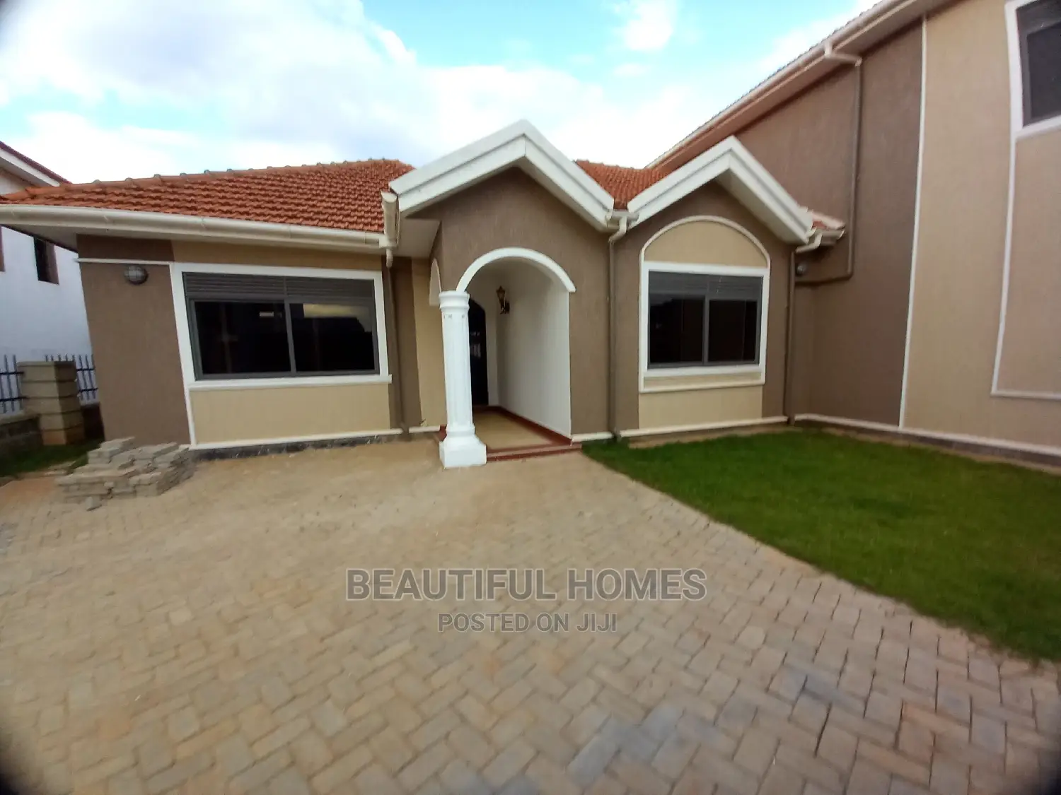Furnished 4bdrm Duplex in Kira Rich Class, Central Division for Sale in Central Division