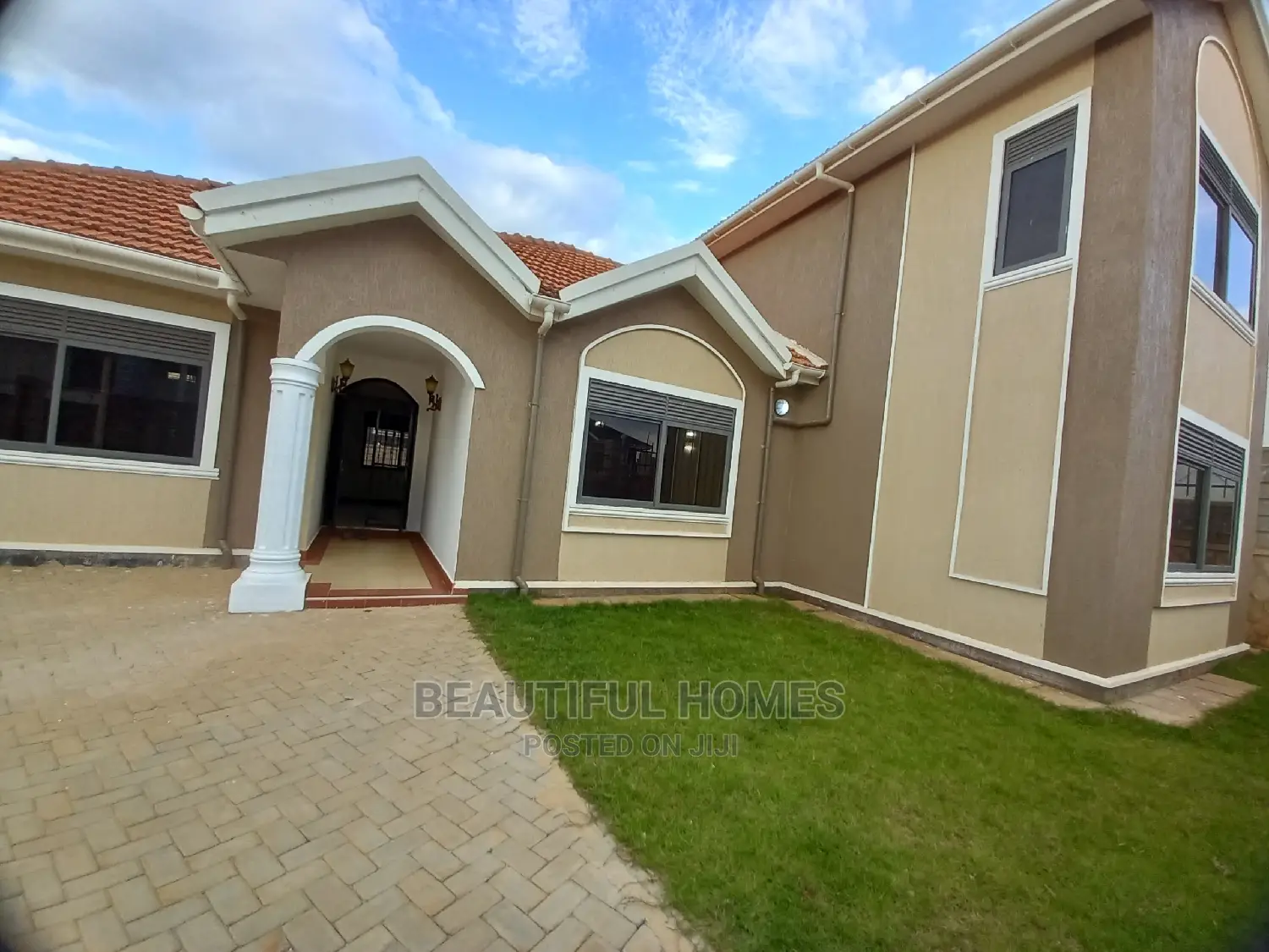 Furnished 4bdrm Duplex in Kira Rich Class, Central Division for Sale in Central Division