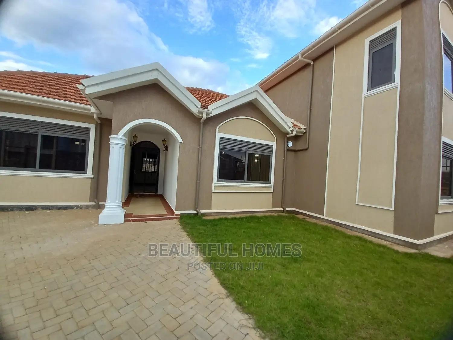 Furnished 4bdrm Duplex in Kira Rich Class, Central Division for Sale in Central Division